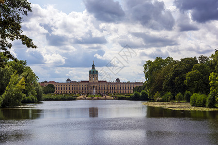 吸引力历史德国柏林2019年8月6日德国柏林花园的夏洛滕堡城德国柏林花园的夏洛滕堡城水图片