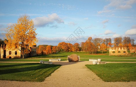 纪念碑立陶宛的保拉佛斯旧砖遗址背景是森林游客著名的图片