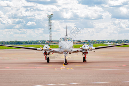 行政人员私飞机在跑道上喷气式飞机停靠在跑道上等待VIP乘客舒适的航班私人飞机在跑道上乘客私人的运输图片