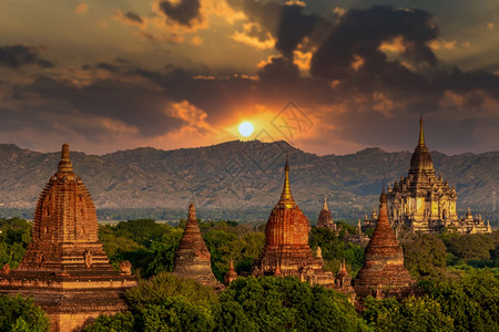 旅行景观日落时在巴甘的亚洲古老建筑考寺庙Bagan考古区塔和巴根世界遗产址寺庙缅甸阿南达亚洲黎明图片