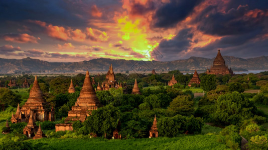 亚洲人旅游暮日落时在巴甘的亚洲古老建筑考寺庙Bagan考古区塔和巴根世界遗产址寺庙缅甸阿南达亚洲图片