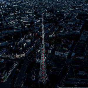 住宅区的高通讯塔晚上网络起重机力量图片