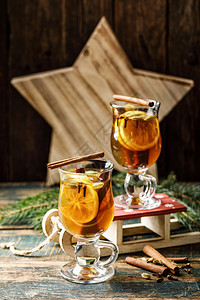 新年冬季假日和圣诞节的热饮加柠檬卡多姆肉桂和三丁香辣椒茶和朗姆酒鸡尾香料树葡萄图片
