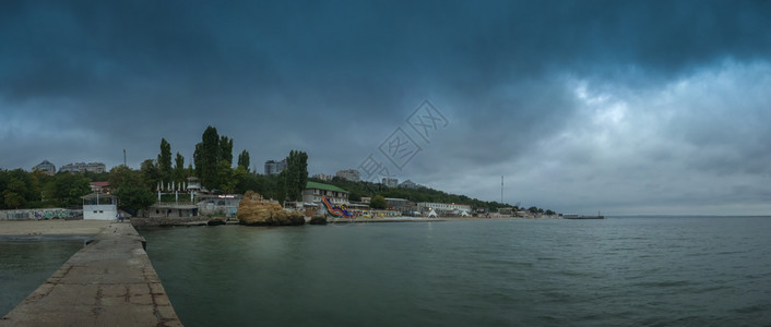 岩石颜色乌克兰奥德萨09218年乌克兰奥德萨特拉达海滩夏季清晨阴暗海面上黑云彩直到乌克兰奥德萨特拉达海滩黎明小田图片