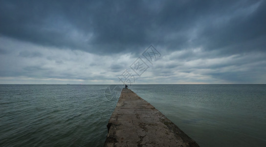 芦笋海浪乌克兰奥德萨09218年乌克兰奥德萨特拉达海滩夏季清晨阴暗海面上黑云彩直到乌克兰奥德萨特拉达海滩黎明颜色图片