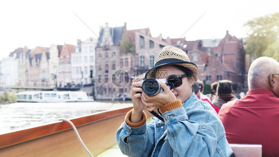 年轻的漂亮女子在欧洲城市玩乐的户外生活方式肖像摄影师用数码相机旅行照片以时髦风格拍摄照片经典的美丽图片