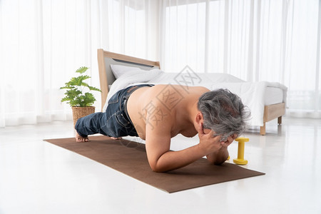 男胖子亚洲人试图下定决心把木板做成并努力在入门前减肥然后去工作为健康而锻炼概念为了制作图片