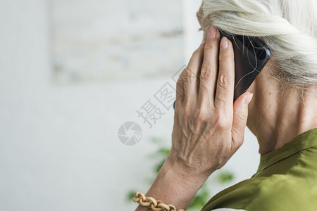 电话老年妇女的手使用机高分辨率照片老年妇女的手使用机高质量照片住宅信息图片