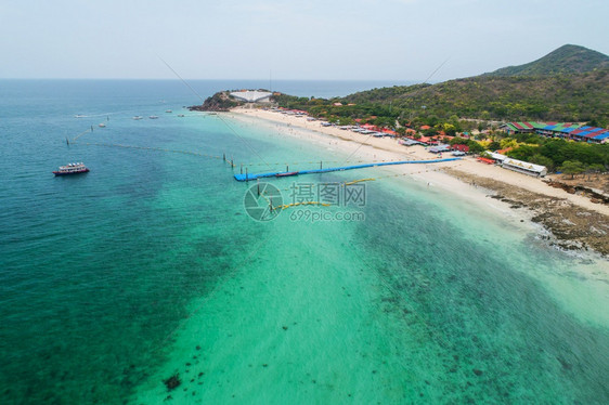 海洋浪滩和岩石岸线以及美丽森林的空中顶层景色美丽的自然景观背岛屿和热带旅游者的背景客蓝色的印度尼西亚图片