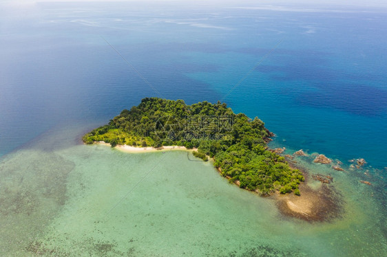 假期海洋浪滩和岩石岸线以及美丽森林的空中顶层景色美丽的自然景观背岛屿和热带旅游者的背景无人机泰国图片