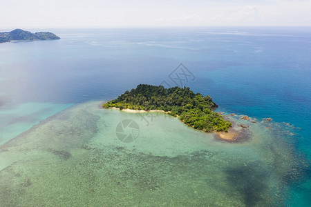 加勒比海洋浪滩和岩石岸线以及美丽森林的空中顶层景色美丽的自然景观背岛屿和热带旅游者的背景多于波浪图片