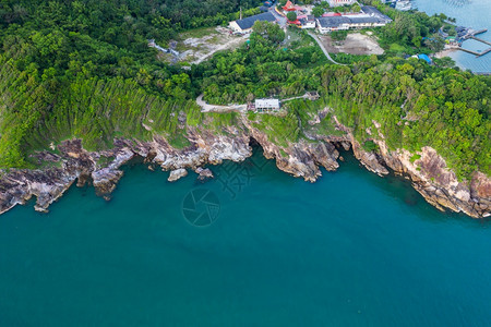 人们海洋浪滩和岩石岸线以及美丽森林的空中顶层景色美丽的自然景观背岛屿和热带旅游者的背景无人机库存图片