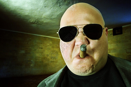 看黑暗工厂环境中的流氓黑帮或老板的图像高对比度男人图片素材