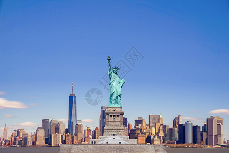 位于Hudson河和纽约市风景背的一个世界贸易建筑中心的自由女神与下曼哈顿纽约市的地印中心美国建筑学图片