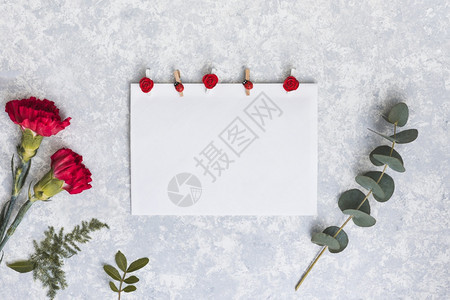 木制的绿色红康乃馨花与纸桌高分辨率照片红色康乃馨花与纸桌高质量照片花束图片