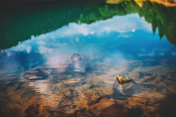 反射格鲁吉亚Mtsvanetba的绿湖明山镜子平静的图片