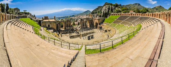 陶尔米纳托古代罗马剧院云场景图片