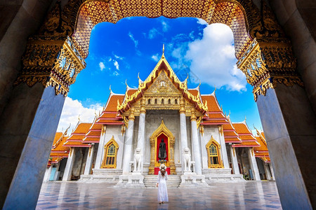 建筑学盛大美丽的泰国曼谷WatTeggamabophipit或Marble寺庙的女游客图片