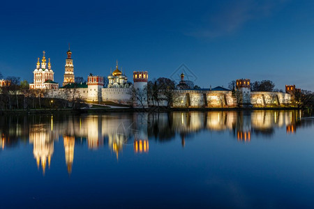 老的Novodevichy女修道院在俄罗斯莫科晚间闪亮的景象正统白色图片