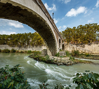 超过欧洲的意大利罗马提贝尔河上蒂岛和法布里西奥桥的全景建造图片