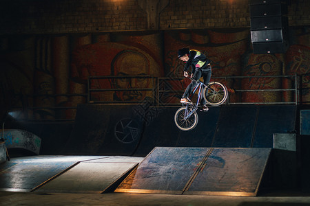 生活骑滑冰场的极端Bmx骗术城市室内运动的高清图片