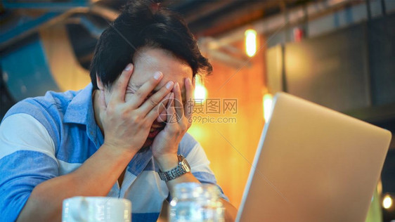 亚洲临时穿便衣商人与计算机合作在共同工空间处理紧张情绪企业压抑和强调概念的电脑工作商业套装药物东南图片