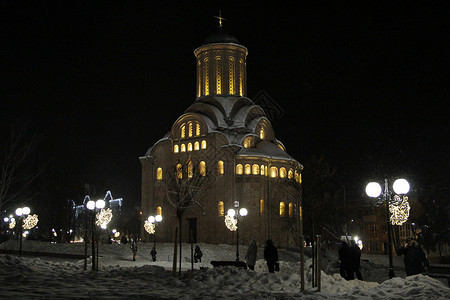 发光的切尔尼戈夫美丽的Pyatnitskaya教堂夜间照明冬季窗户的教堂新年假期间城市公园的照明切尔尼戈夫美丽的教堂夜间照明灯光图片