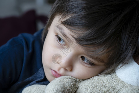 孩子头朝他的玩具低看着深沉的思念斯内普射杀了独自坐着的小男孩插画