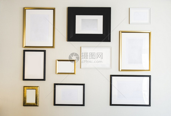 内部的白墙上空金色和黑照片相框模拟您的照片或文字复制空间现代设计豪华装饰特写白墙上的空金色和黑照片相框复制空间现代设计豪华装修木图片