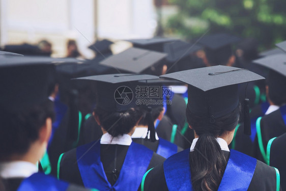 更高投掷毕业学生在开期间手拿帽子大学毕业生概念教育祝贺毕业典礼大学毕业生伙计们图片