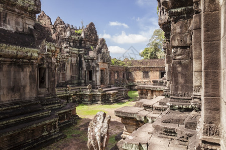宗教位于绿地两侧的寺庙建筑在柬埔寨吴哥尔Wat附近的BanteaySamre寺庙内的一个院子位于绿地两侧的寺庙建筑物目地亚洲人图片