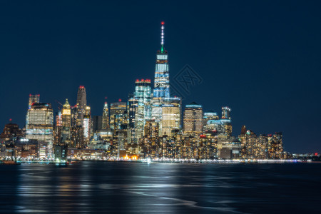 纽约市景位于曼哈顿下游的河边可以看到一个世界贸易中心在黄昏时间美国从新泽西州建筑和与旅游概念外部的能够雪图片