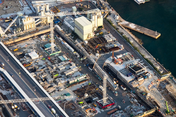 经济亚洲地标与起重机一在香港附近的建筑施工中作的空城市景色香港摘要未来城市景色图片