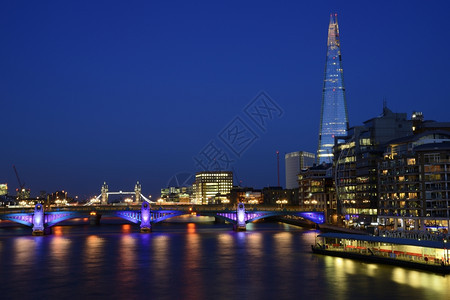 反射晚上新伦敦市政厅河边的全景镜子欧洲图片