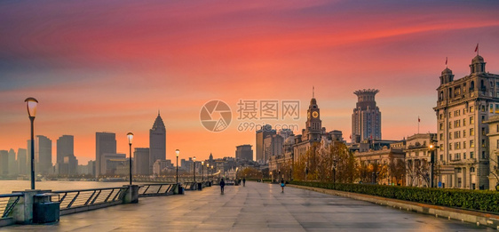 旅行街道上海邦德历史古老的殖民建筑上海市天际和摩大厦本德日出落图片