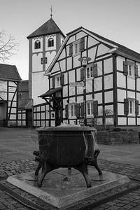 路德维希国BergischesLandrland的Odenthal村中心教区堂和旧建筑全景树图片