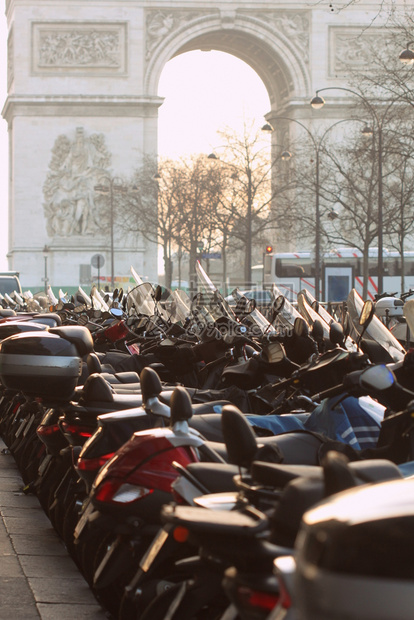 黑色的浓度站在停车场的摩托在法国巴黎的摩托车和大拱拳赛背景中是法国巴黎的摩托车和凉爽图片