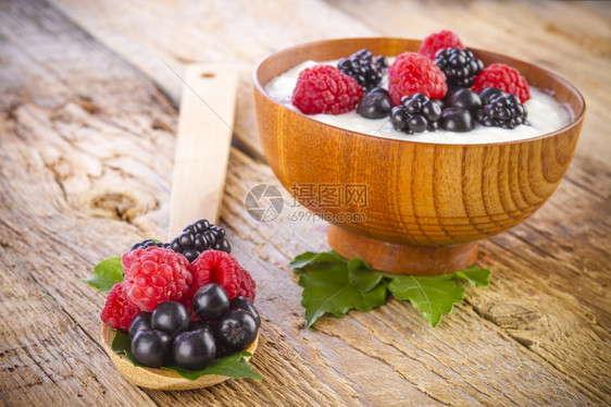 节食森林木本底碗里有野生果子的酸奶冰沙图片