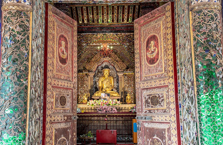 佛2019年月4日泰国兰邦Lampang泰国2019年月4日SriChum庙里的布丁图象是缅甸古老的风格建筑南邦重点图片