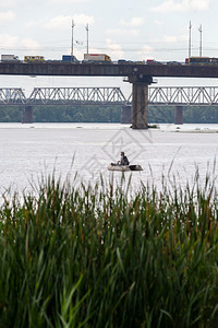 乌克兰基辅Dnieper河上一艘船的渔民靠近Pivnichhnyyi桥前Moskovsky娱乐柳水图片