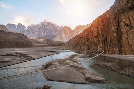 巴基斯坦GilgitBaltistanGojal山环绕的Hunza河上Hussaini吊桥罕萨溪流喀喇昆仑图片
