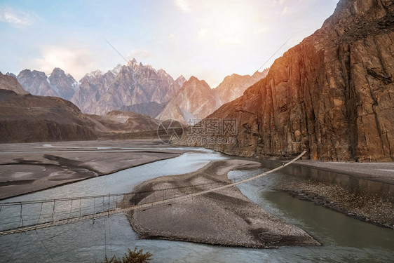 巴基斯坦GilgitBaltistanGojal山环绕的Hunza河上Hussaini吊桥罕萨溪流喀喇昆仑图片