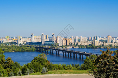 古老的乌克兰首都基辅帕顿桥和Dnieper左岸新住宅区绿色丰富多彩的图片