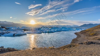 变暖冰岛的泻湖Jokulsarlon冰川环礁湖的山景色美观图片