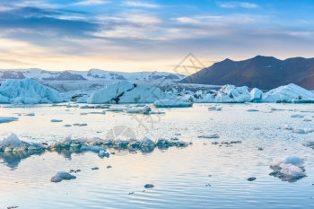 Jokulsarlon冰川环礁湖的山景色美观可选择的变暖水晶图片