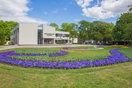 城市的Jurmala拉脱维亚Jurmala城市街头观光与游客和文化之家的街景在Jomas街上行走的人们地标建造图片