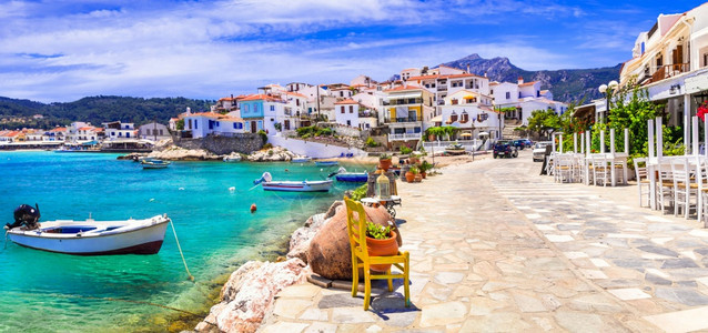 放松旅游的丰富多彩希腊最美丽传统村庄萨莫斯岛的Kokkari图片
