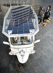 两个女人看着一太阳能拖拉机等待下一票价的到来旅行关注出租车图片