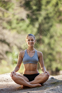 户外练习瑜伽的女人图片