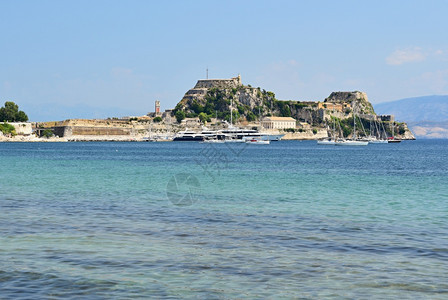 海岸希腊语美丽的风景与海和科孚岛的湾希腊克尔基拉岛旧堡垒游艇图片